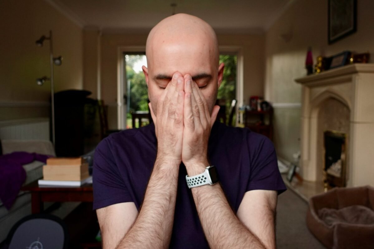 Homem preocupado demonstrando estresse e ansiedade diante de problemas financeiros.
