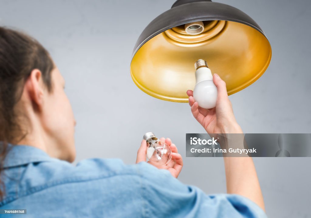 Comparação entre lâmpada LED e incandescente para economia de energia em casa