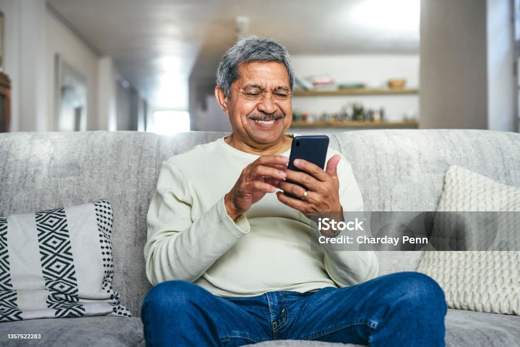 Pessoa feliz aprendendo a investir com pouco dinheiro usando o celular