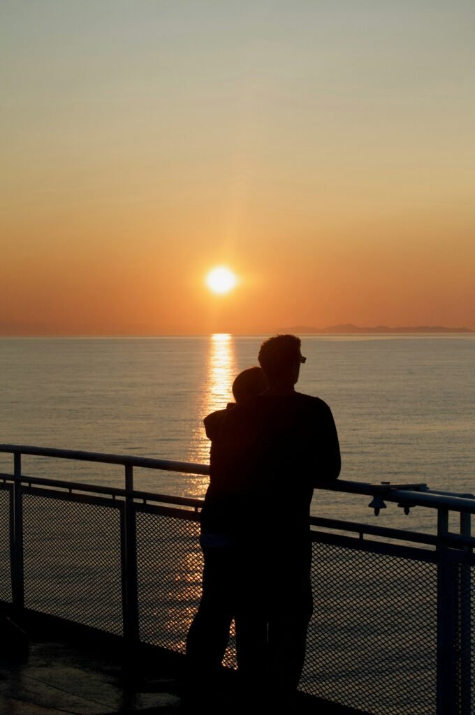 Pessoa observando o pôr do sol, simbolizando a importância do planejamento para aposentadoria desde cedo