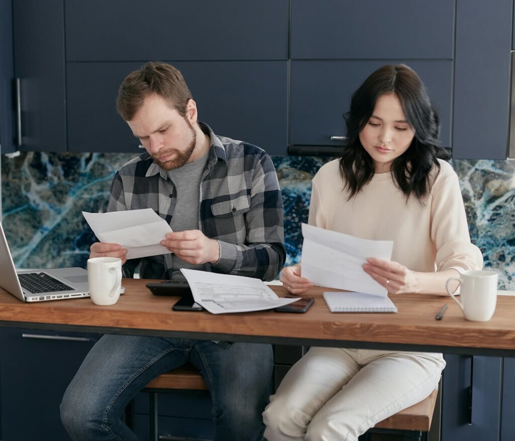 Pessoa analisando planilha para calcular seus gastos futuros
