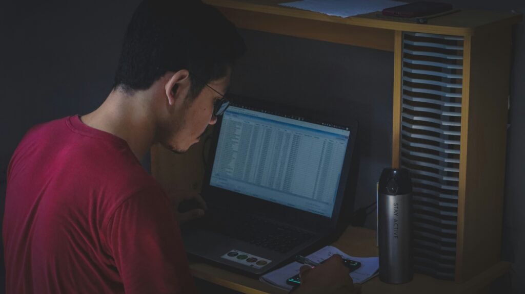 Pessoa planejando seus objetivos financeiros