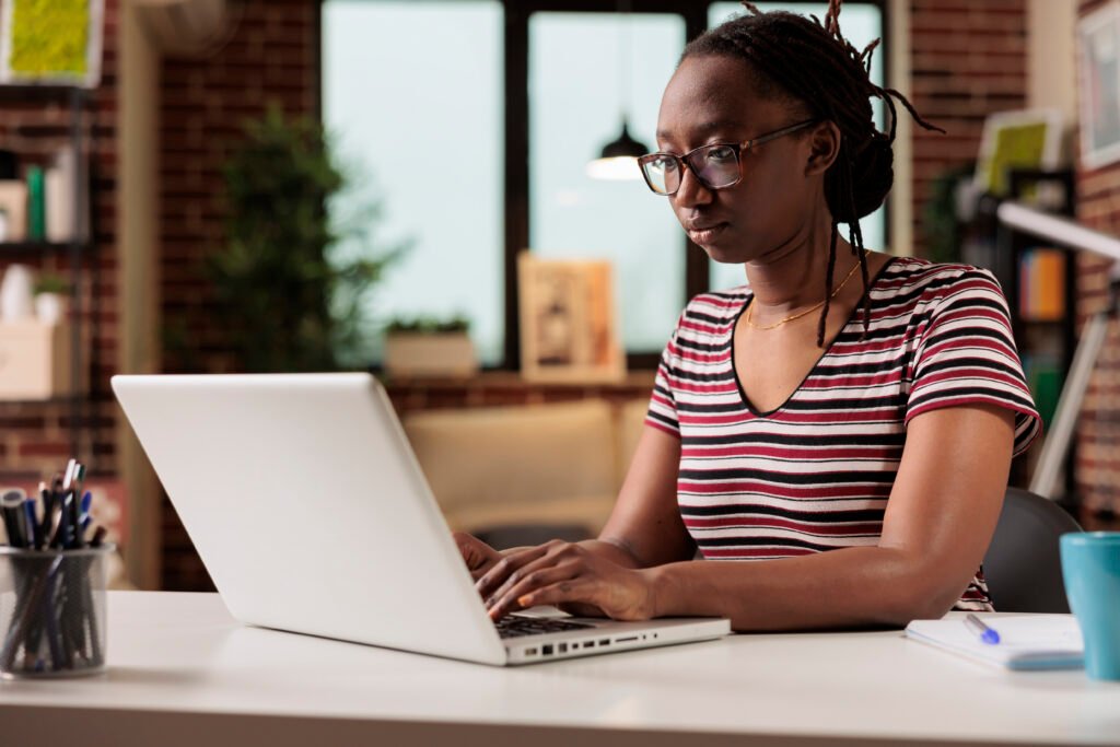 Freelancer trabalhando em home office, digitando no laptop