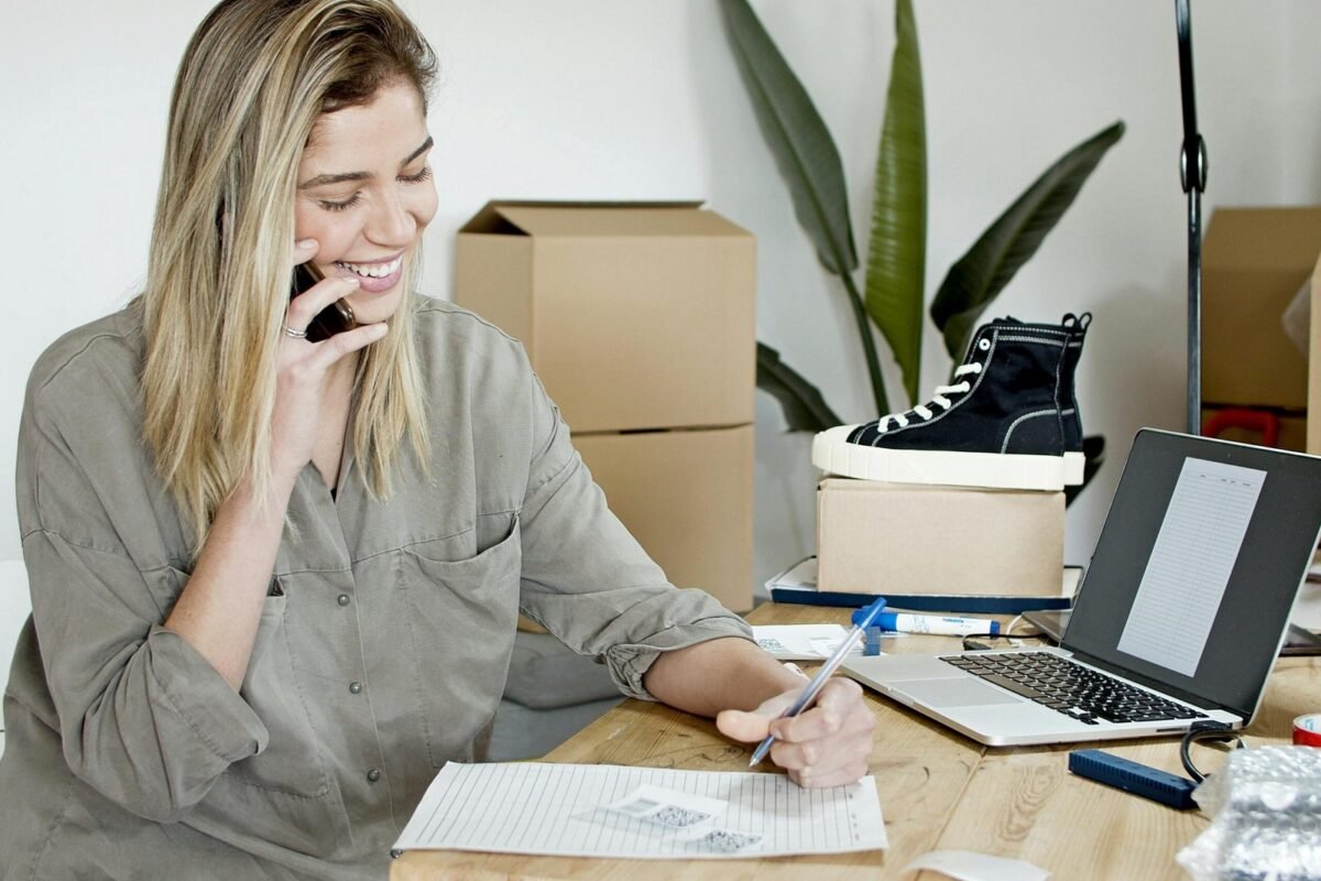 Mulher trabalhando com vendas online para aumentar a renda em home office.