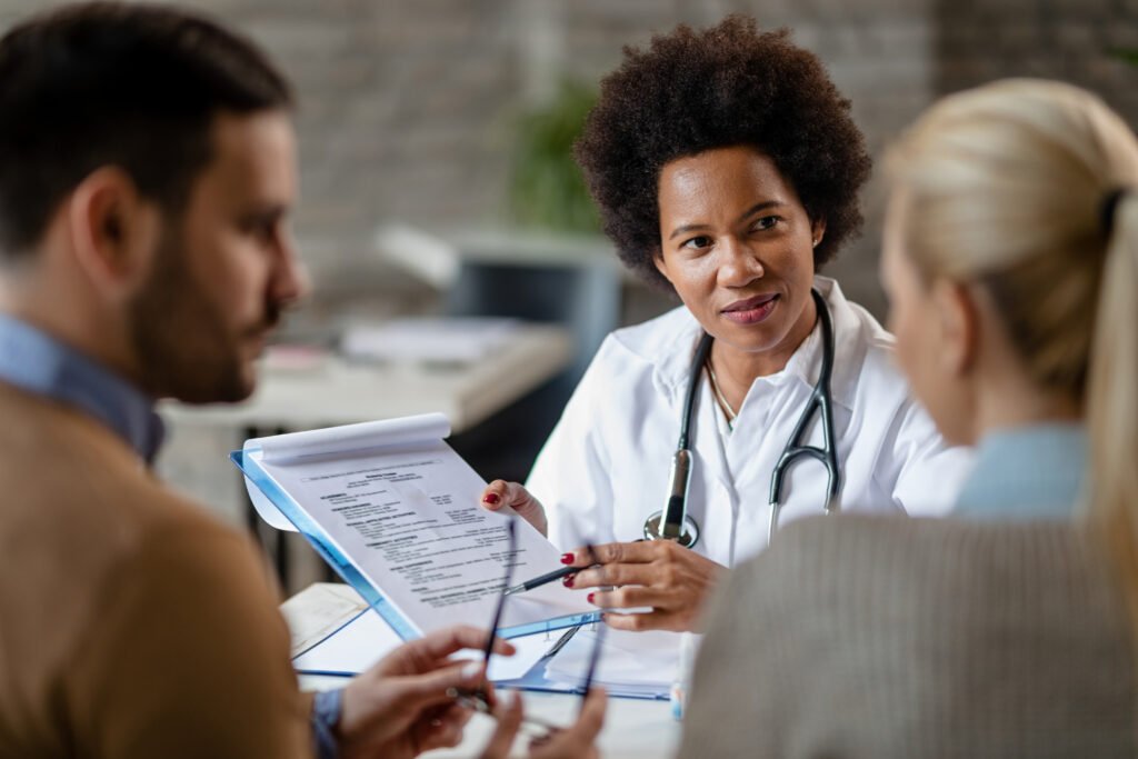 Família escolhendo plano de saúde com orientação médica