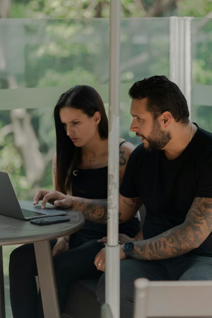 casal organizando as finanças juntos no computador