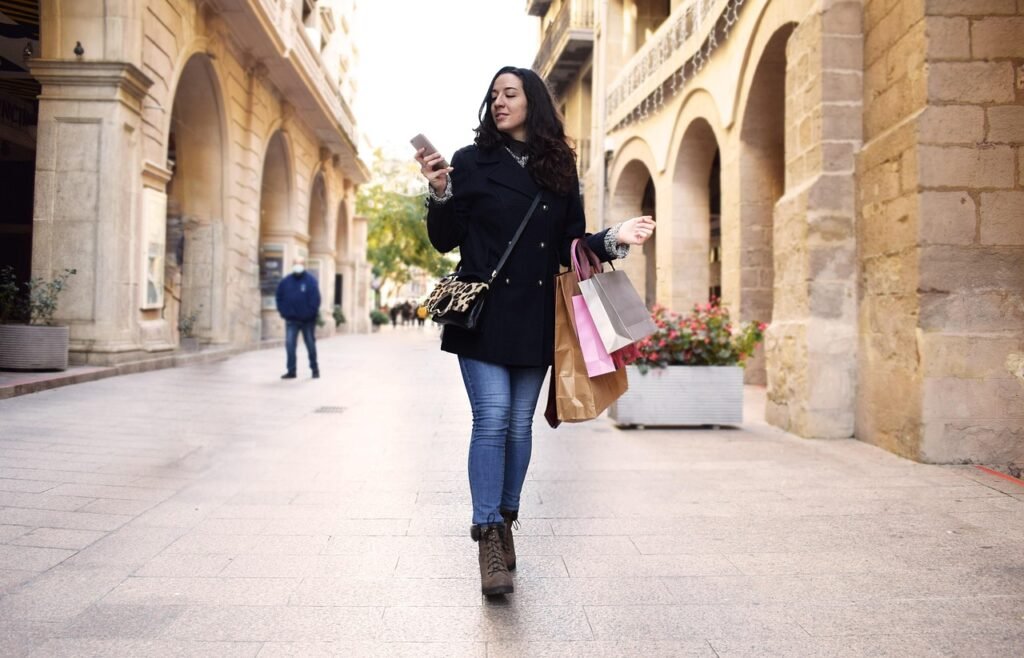 Pessoa economizando na Black Friday e comprando com consciência financeira