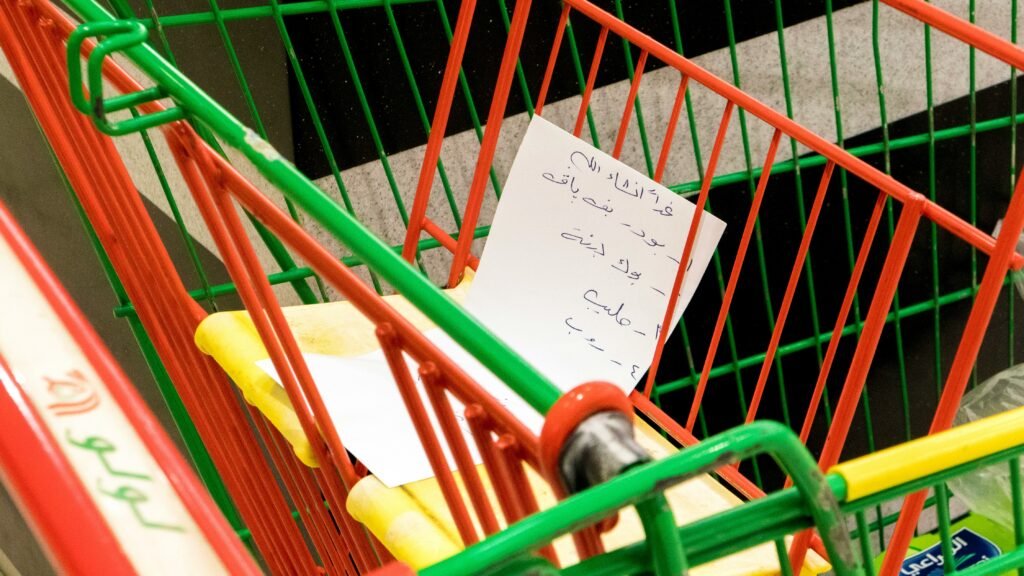 Anotando gastos para fazer diagnóstico financeiro pessoal