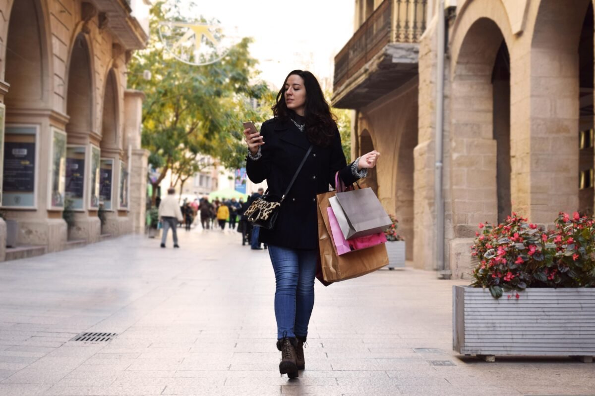 pessoa fazendo compra por impulso representando erros emocionais que levam ao endividamento