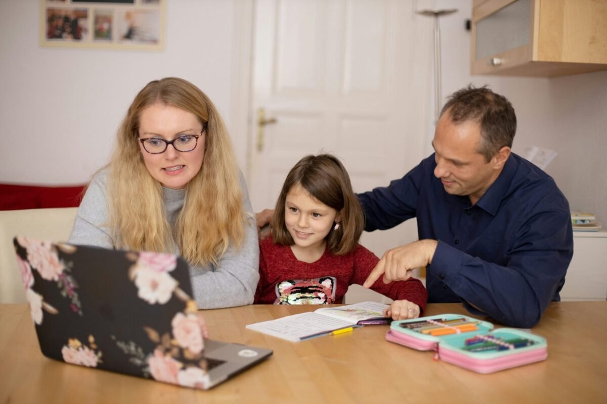 Família planejando o orçamento familiar em casa